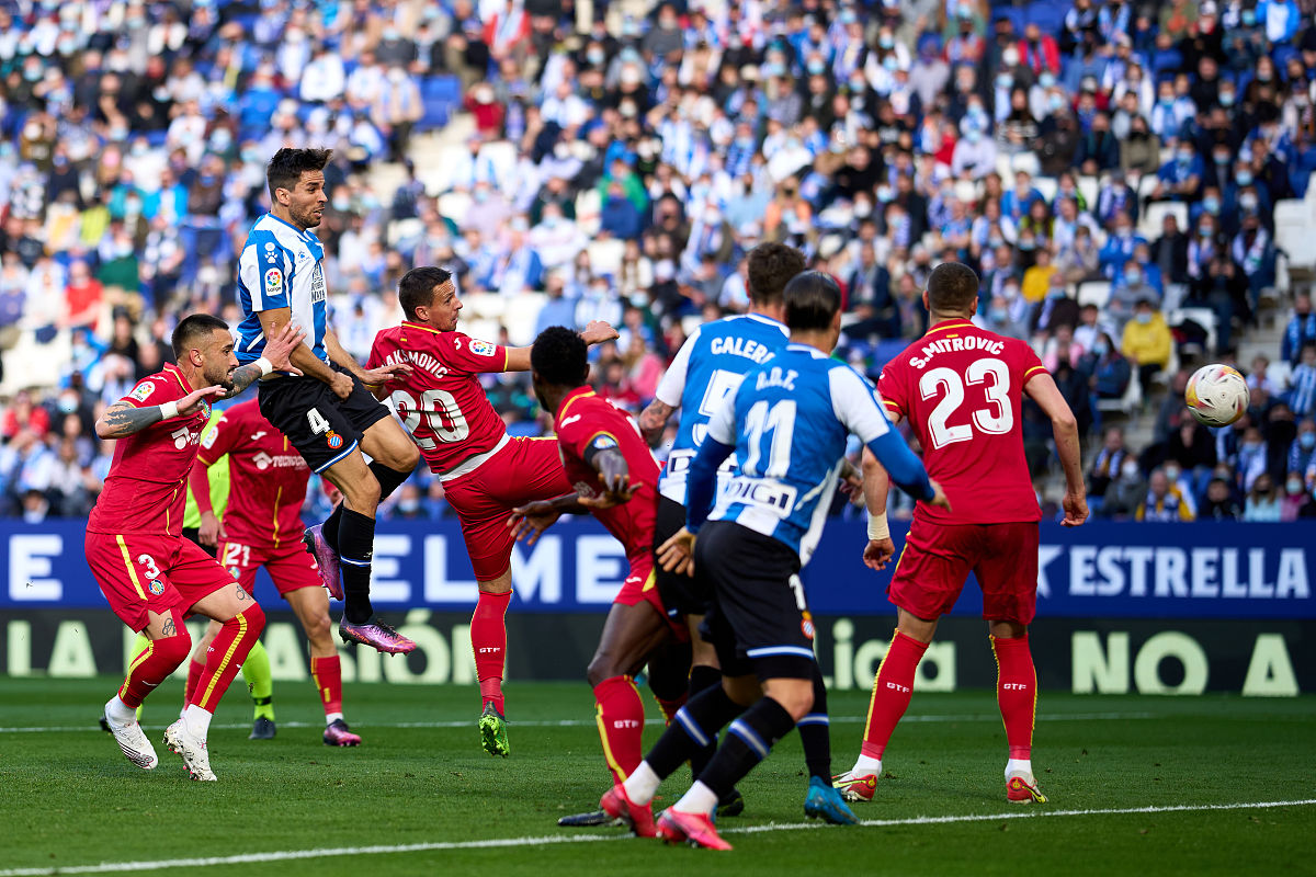 现场加时赛震撼人心，球场上呈现一场剧烈搏斗